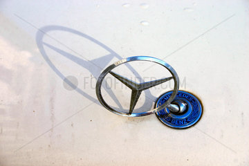 Schatten eine Mercedes-Benz Stern