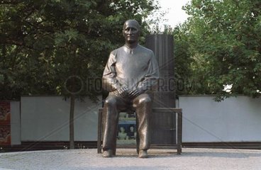 BRECHT  Bertolt - Denkmal des Schriftstellers