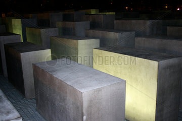 Berlin - Nacht zwischen die Stelen des Holocaust Mahnmal. night in the Holocaust