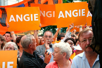 Angie Supporter bei eine CDU Wahlkundgebung mit Angela Merkel.