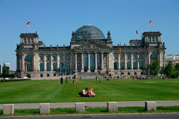 Paar auf die Wiese vor dem Reichstag
