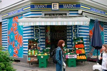 Berlin -Zwei Schulerin vor eine Edeka Supermarkt in Kreuzberg