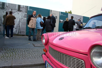 pink Trabbi am Checkpoint Charlie