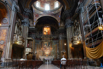 ein Mann im Gebet in eine Kirche in Neapel