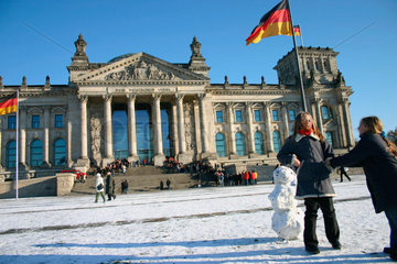 Berlin - Schneemann vor dem Reichstag