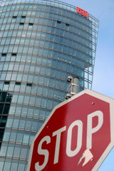 Stop Verkehrschild vor dem Konzernzentrale der Deutsche Bahn AG