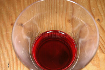 in ein Glas Rotwein