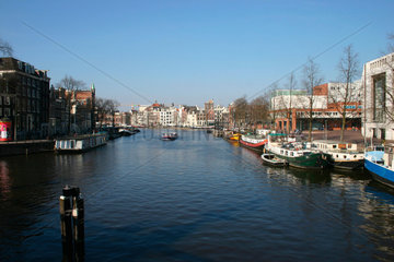 Boote an eine Gracht in Amsterdam.