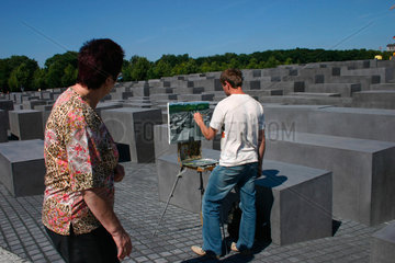 ein Maler zwischen die Stelen des Holocaust Mahnmal