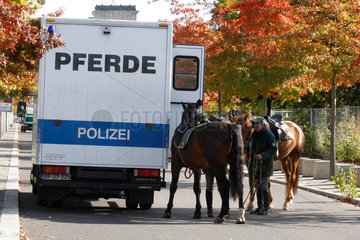 Polizei und Pferde