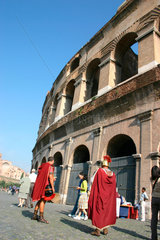 Touristen und Colosseum