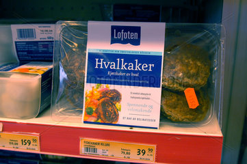 Walfleisch - Burger in einem Supermarkt auf den Lofoten  Norwegen.