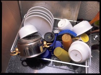 Abwaschgestell mit Geschirr
