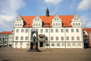 Marktplatz von Wittenberg mit Martin Luther Statue.