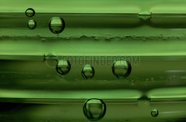 Kohlensaeure - Blasen in einer gruenen PET - Flasche.