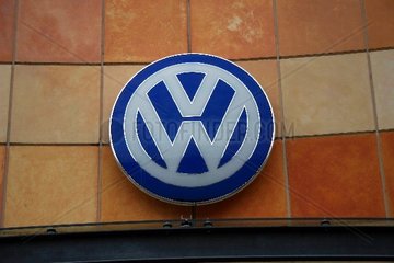 VW-Logo ueber Eingangstuer eines Autohauses.
