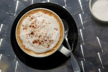 Capuccino. Tasse Kaffee mit Milchschaum.