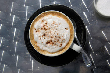 Capuccino. Tasse Kaffee mit Milchschaum.