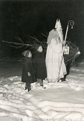 Heiliger Nikolaus bringt Christbaum  1954