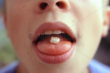Junge mit ausgefallenem Zahn auf Zunge
