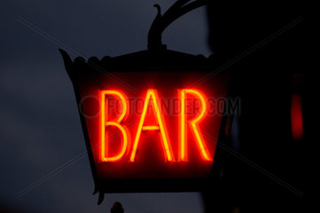 Bar - Laterne in der Nacht.