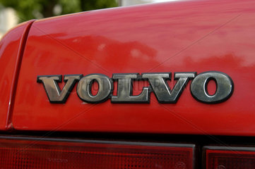 Ein Volvo-Schriftzug am Heck eine Personenwagens.
