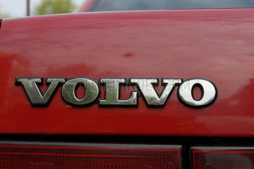 Ein Volvo-Schriftzug am Heck eine Personenwagens.