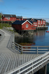 Der Ort A auf den Lofoten. Rorbu (Rorbuer)  Fischerhuetten  die hier von Urlaubern gemietet werden koennen. .