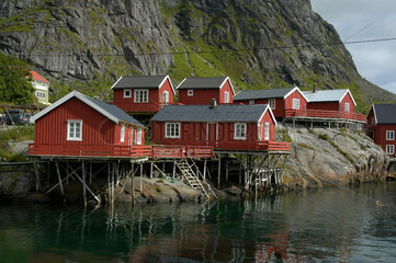 Der Ort A auf den Lofoten; mehrere Rorbu (Rorbuer)  Fischerhuetten  die hier von Urlaubern gemietet werden koennen. .