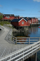 Der Ort A auf den Lofoten. Rorbu (Rorbuer)  Fischerhuetten  die hier von Urlaubern gemietet werden koennen. .