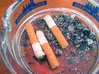 Zigaretten im Aschenbecher.