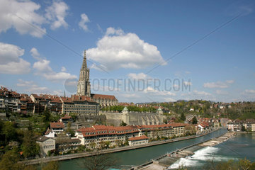 Blick auf die Altstadt von Bern mit dem Muenster.