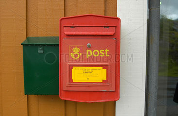 Roter Briefkasten in Norwegen.