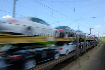 Autotransport-Zug mit BMW-Neuwagen in der Naehe von Landshut.