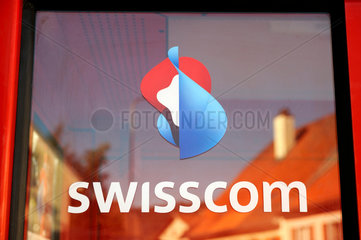 Das Swisscom Logo auf einer Telefonkabine.