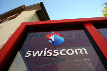 Das Swisscom Logo auf einer Telefonkabine.
