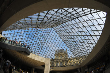 Die Pyramide; Eingangsbereich zum Louvre.