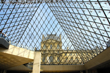 Die Pyramide; Eingangsbereich zum Louvre.