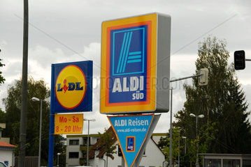 Die beiden Discounter Aldi und Lidl buhlen oft am gleichen Standort um Kunden.