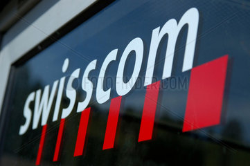 swisscom logo auf einer telefonkabine.