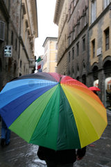 Mensch mit Regenbogenschirm