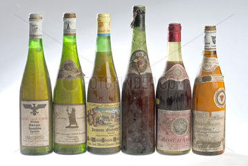 alte eingestaubte Weinflaschen  1953 bis 1971