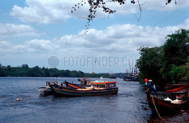 Fischerboote auf dem Rio Bajano