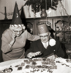 Paar beim Kartenlegen  Silvester  um 1959