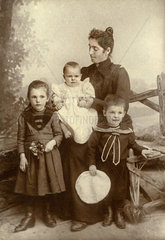 Familie  zwei Kinder  Portraet  1895