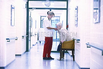 Retirement Home - Altenpflege im Seniorenzentrum