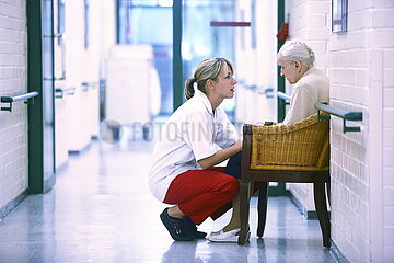 Retirement Home - Altenpflege im Seniorenzentrum