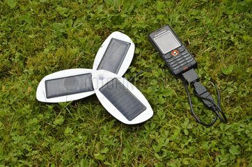 Ein Solarladegeraet fuer Handies und MP3-Player etc.