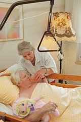 Altenpflege im Seniorenzentrum - Geriatric Nursing at Old Peoples Home