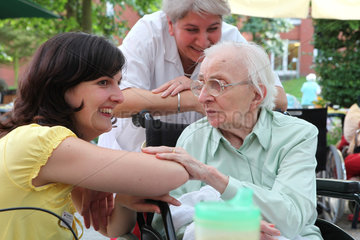 Sommerfest und Altenpflege im Seniorenzentrum